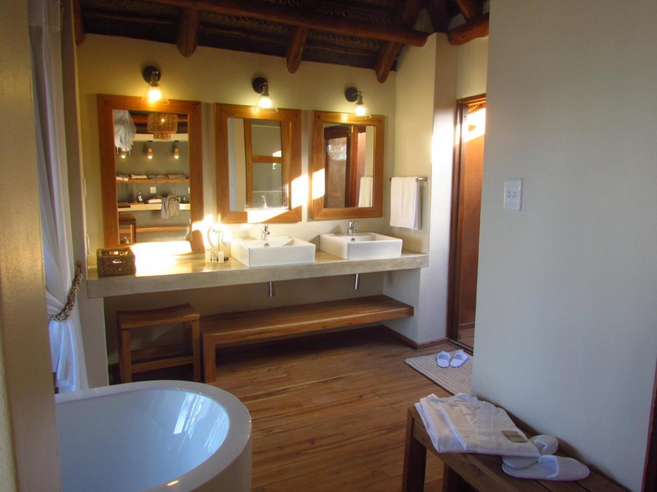Eclectic Beach Retreat Cabo Nhamua Bagian luar foto