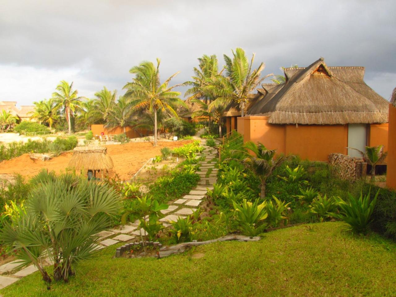 Eclectic Beach Retreat Cabo Nhamua Bagian luar foto
